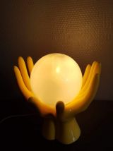 lampe mains en céramique jaune avec globe opaline blanche
