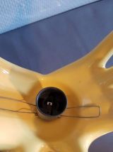 lampe mains en céramique jaune avec globe opaline blanche