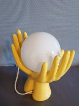 lampe mains en céramique jaune avec globe opaline blanche