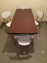 Table et chaises de cuisine en Formica