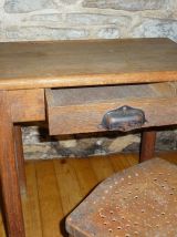 Bureau d'écolier avec sa chaise