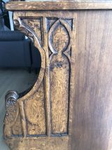 Banc de messe aménagé en coffre de rangement.