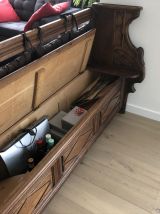 Banc de messe aménagé en coffre de rangement.