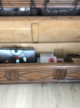 Banc de messe aménagé en coffre de rangement.