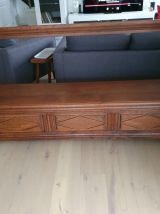 Banc de messe aménagé en coffre de rangement.