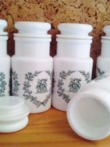 Série de 7 pots ( apothicaire ) en opaIe années 1970