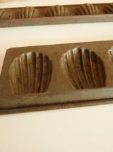 Ancienne paire de moule à madeleine en métal