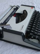 Machine à écrire Olympia Traveller De Luxe