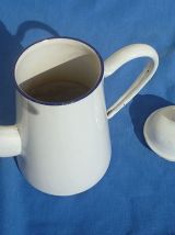 cafetiere blanche en acier émaillé, vintage