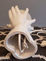 lampe main en céramique blanche et globe opaline