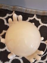 lampe main en céramique blanche et globe opaline