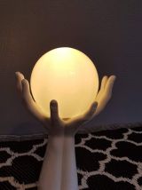 lampe main en céramique blanche et globe opaline