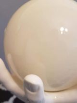 lampe main en céramique blanche et globe opaline