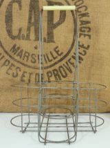 Ancien porte bouteilles en métal poignée plastique. 