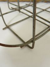 Ancien porte bouteilles en métal poignée plastique. 