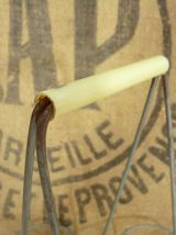 Ancien porte bouteilles en métal poignée plastique. 