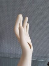 main en céramique blanche soliflore