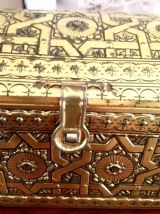 Jolie boîte en métal vintage "Victoria" 