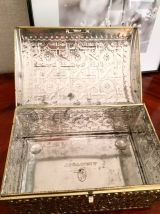 Jolie boîte en métal vintage "Victoria" 