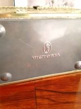 Jolie boîte en métal vintage "Victoria" 
