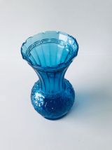 Vase bleu en verre moulé