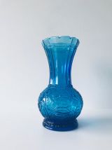 Vase bleu en verre moulé