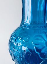 Vase bleu en verre moulé