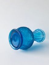 Vase bleu en verre moulé