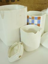 Série de 5 pots à épices en faïence, estampillé Yvonne