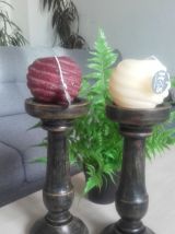 Paire de bougeoirs en bois patiné 