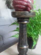 Paire de bougeoirs en bois patiné 