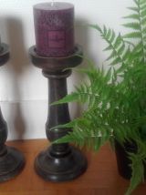 Paire de bougeoirs en bois patiné 