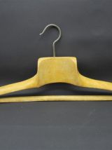 Lot de cintres en bois