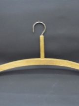 Lot de cintres en bois