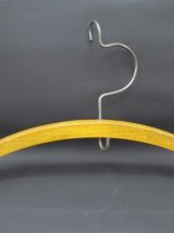 Lot de cintres en bois