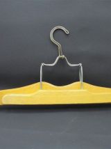 Lot de cintres en bois