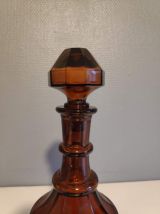 carafe marron en verre avec bouchon biseauté