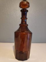 carafe marron en verre avec bouchon biseauté