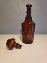 carafe marron en verre avec bouchon biseauté