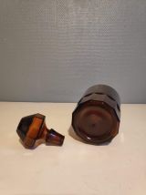 carafe marron en verre avec bouchon biseauté