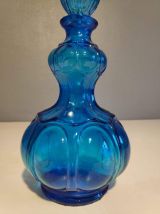 carafe bleue en verre avec bouchon flamme