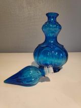 carafe bleue en verre avec bouchon flamme