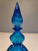 carafe bleue en verre avec bouchon flamme