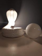 lampe cobra en céramique blanche avec globe opaline
