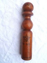 quille militaire ancienne en bois  1958