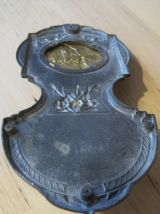 Joli bénitier en metal  ancien .    taille  17,50  cm 