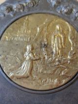 Joli bénitier en metal  ancien .    taille  17,50  cm 