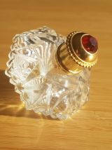 Flacon de parfum en verre taillé