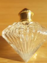 Flacon de parfum en verre taillé