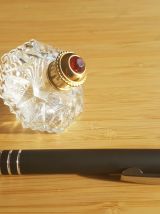 Flacon de parfum en verre taillé